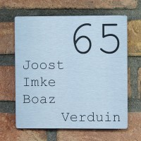 Een gezellig welkom dankzij een naambordje op de voordeur